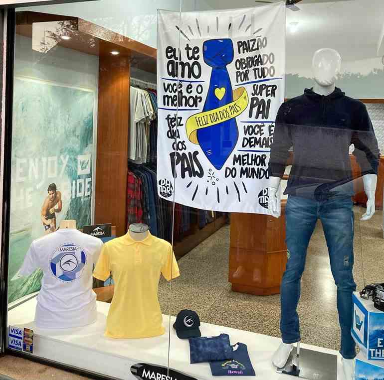 Vitrine com cartaz 