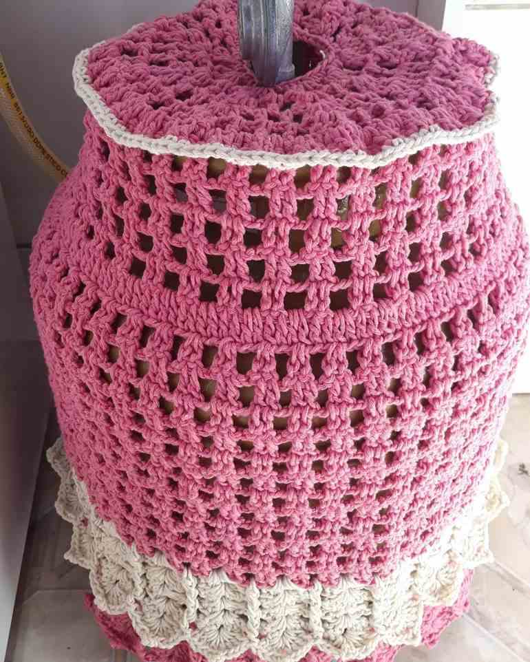 Capa de crochê rosa e branca