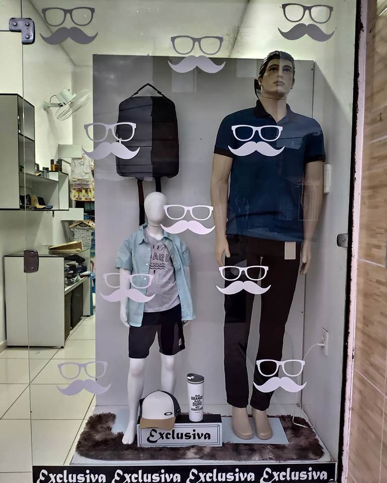 Vitrine com adesivo de óculos e bigode