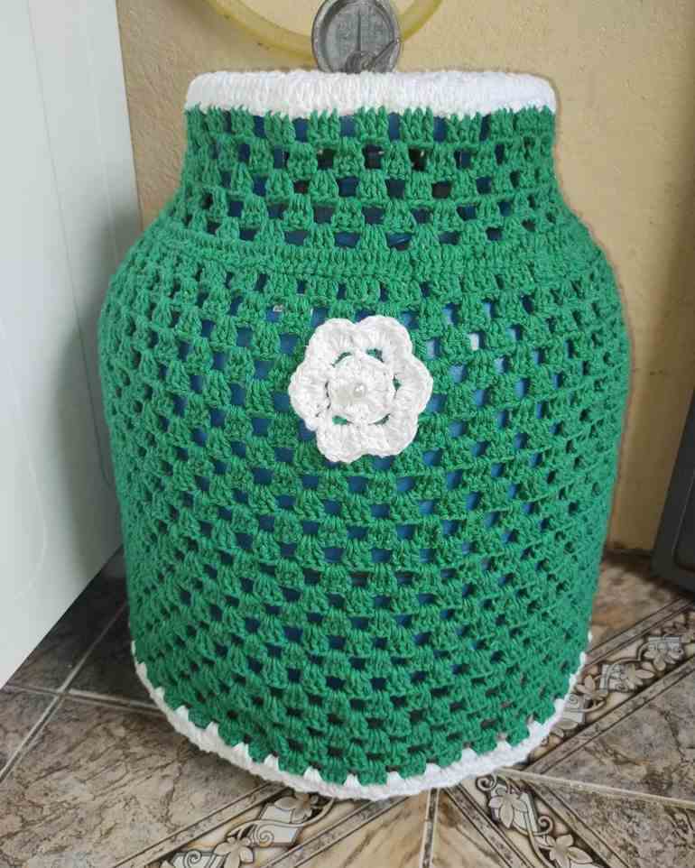 Capa de crochê verde com flor branca