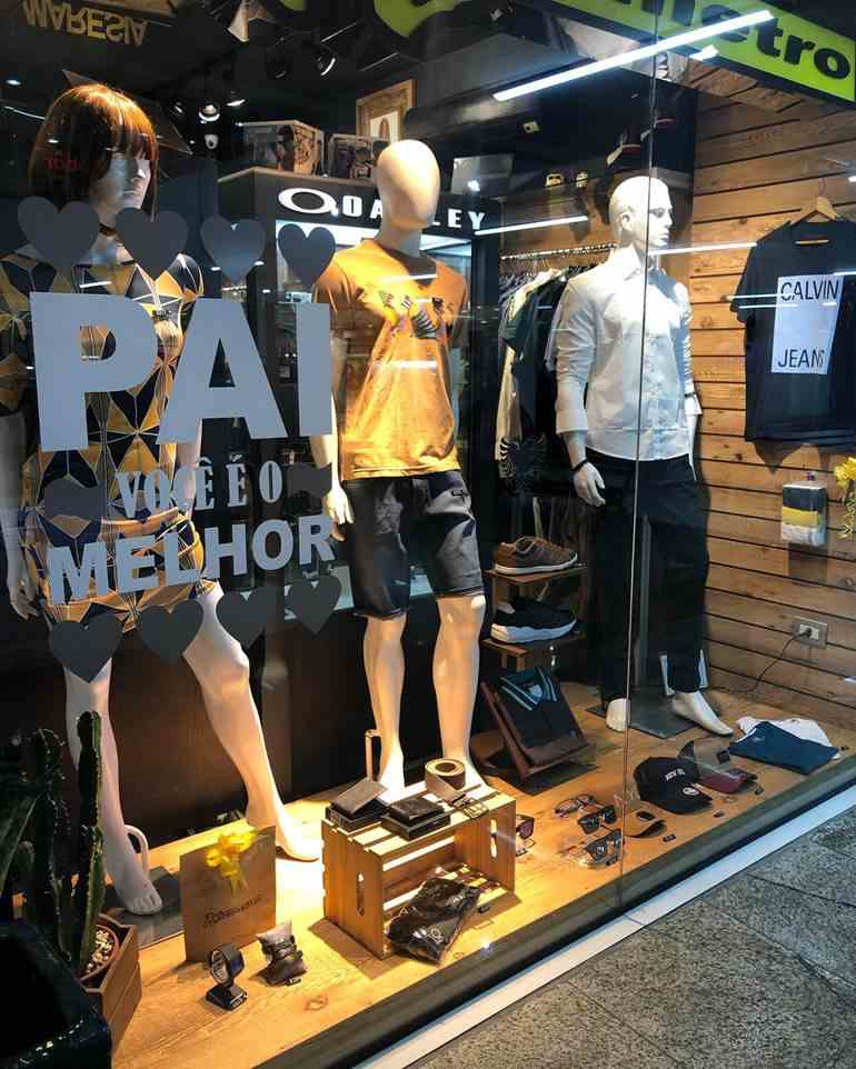 Vitrine com corações em adesivo