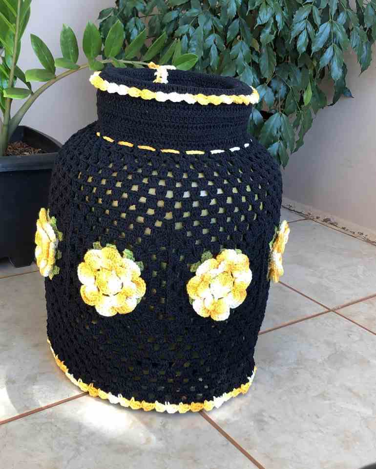 Capa de crochê preta com flores amarelas