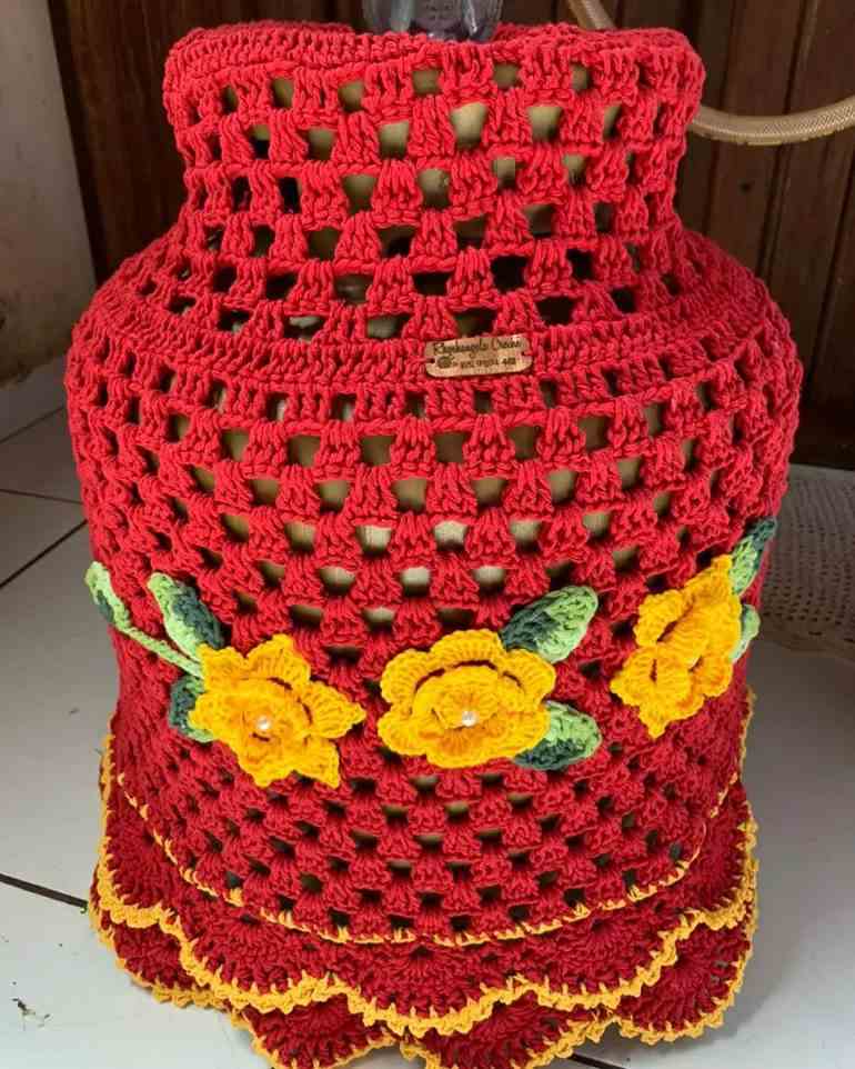 Capa de crochê vermelha com flores amarelas