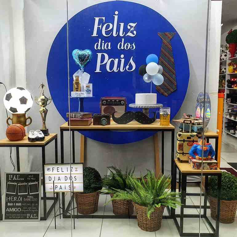 Vitrine com objetos de destaque