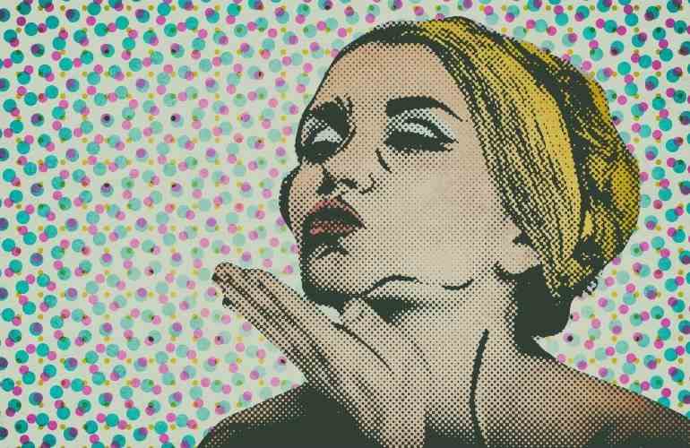 pop art mulher loira mandando beijo