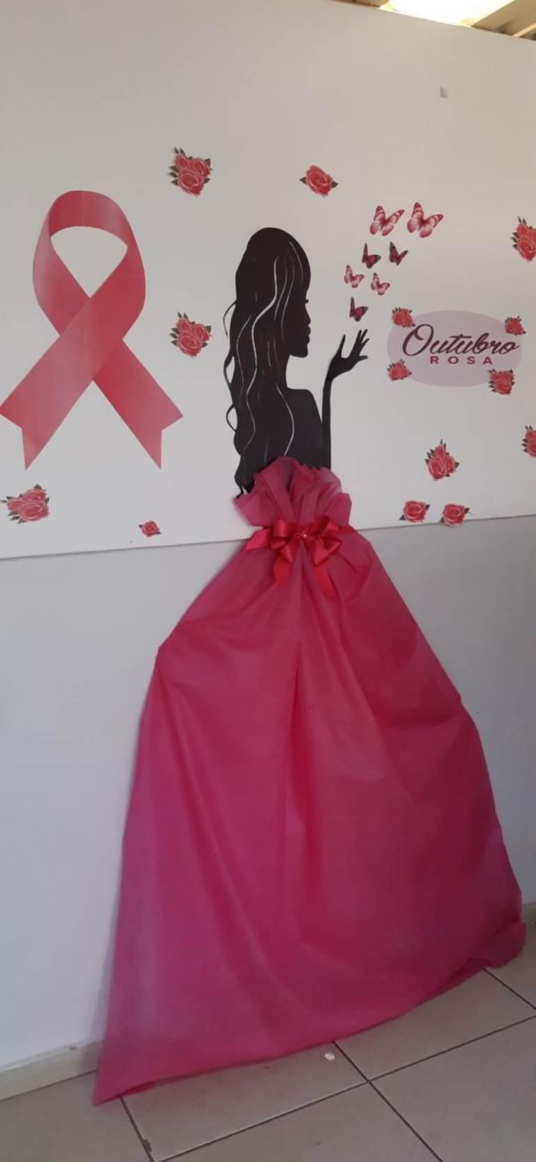 Painel de mulher com vestido e laço