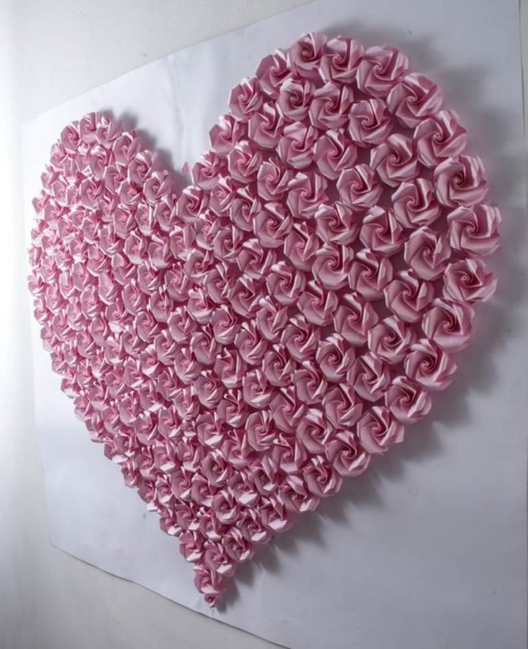 Painel em formato de coração com flores