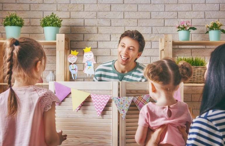 Teatro de fantoches com crianças