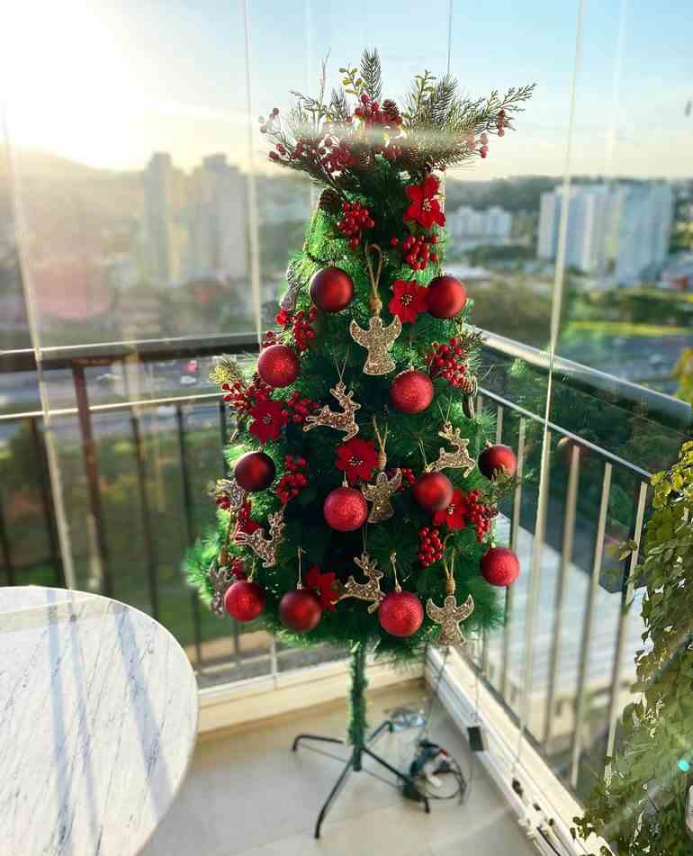 Árvore de natal simples vermelha