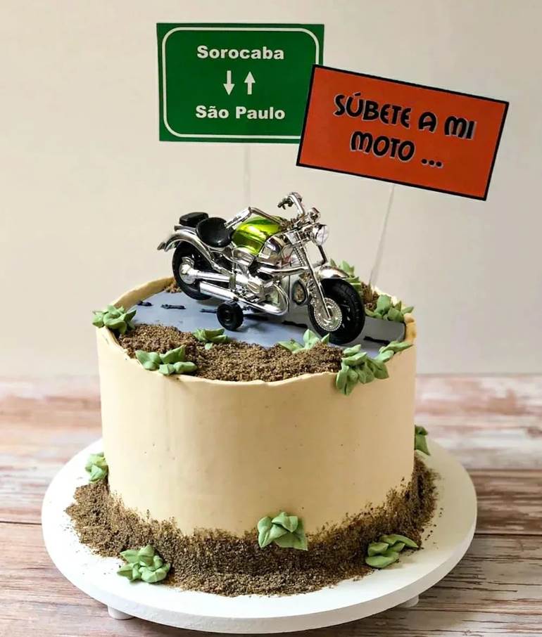 bolo de moto com planta