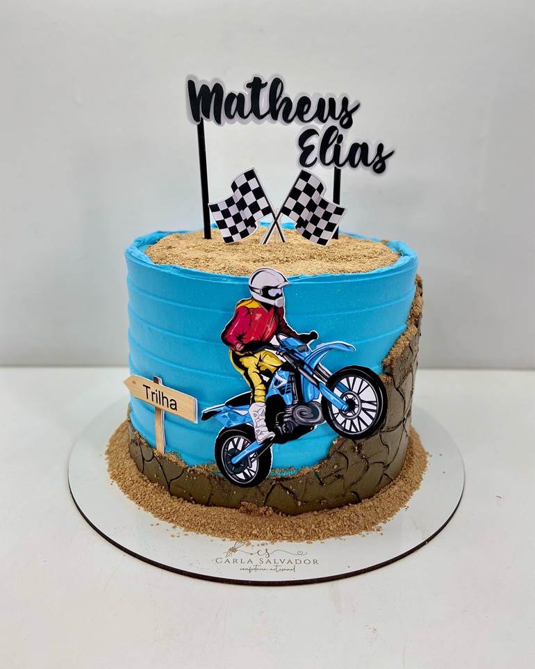 Topo Motoqueiro no bolo perfeito de @frcakesgourmet