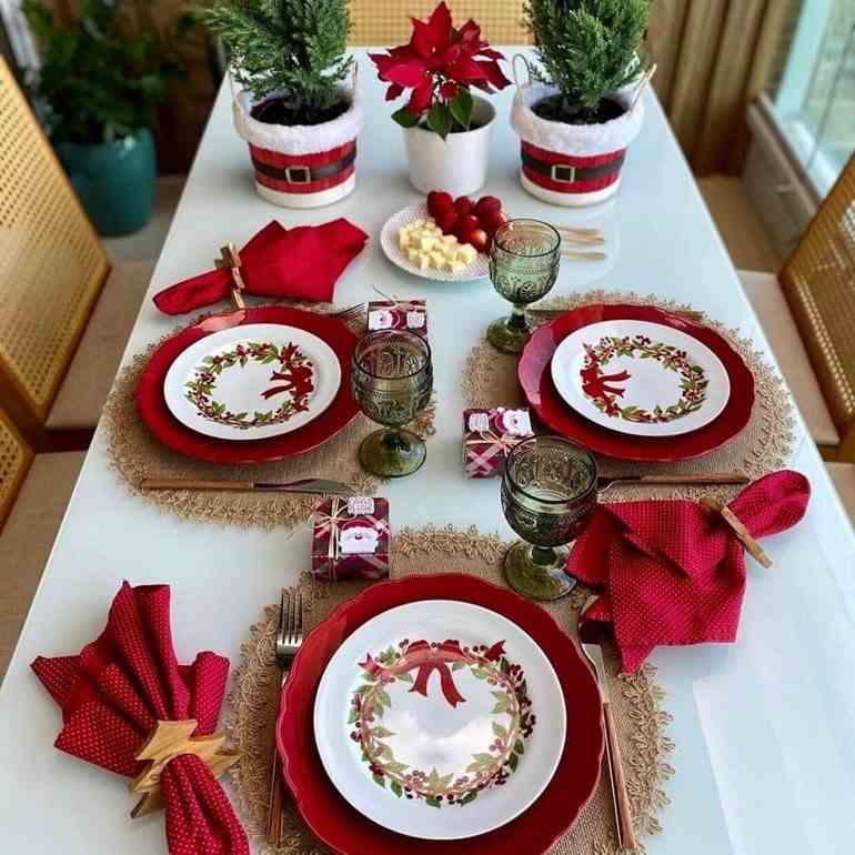 Mesa posta de natal detalhes vermelhos