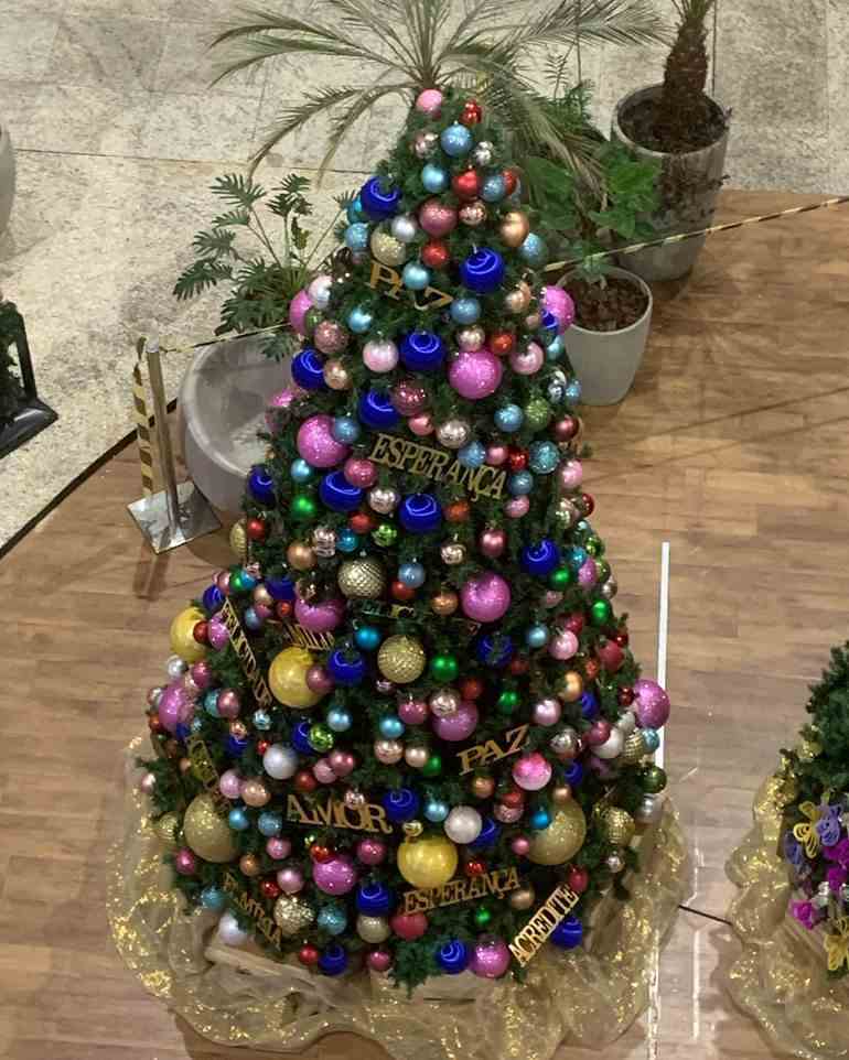 Árvore de natal colorida com palavras