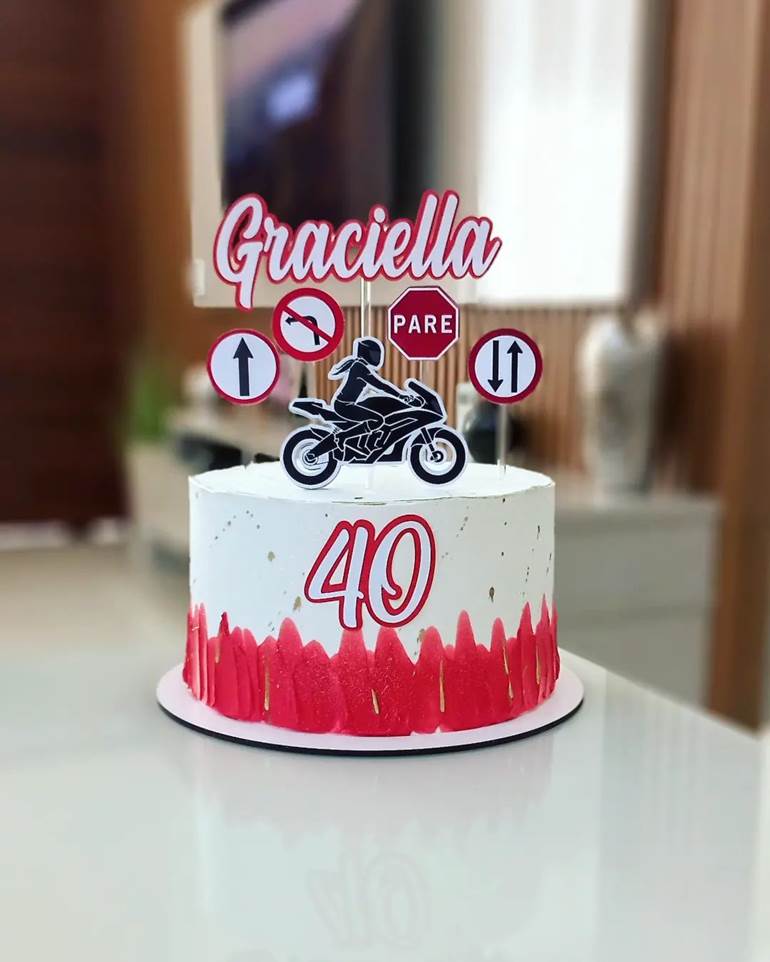 Topo Motoqueiro no bolo perfeito de @frcakesgourmet