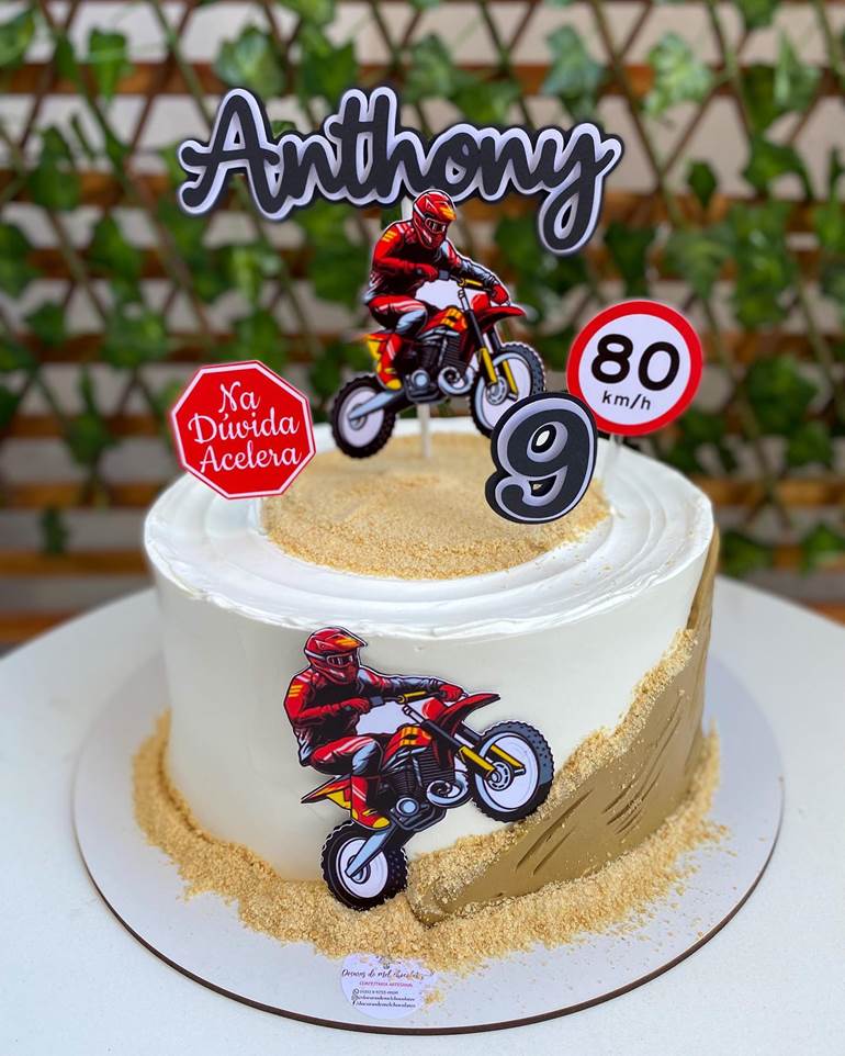 Topo Motoqueiro no bolo perfeito de @frcakesgourmet