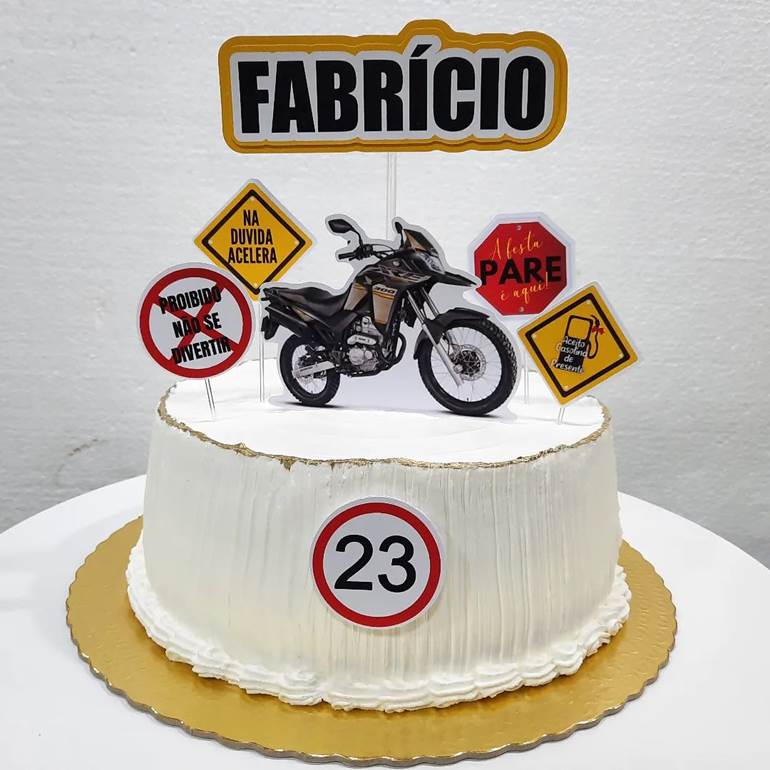 Bolo branco com topper de placas