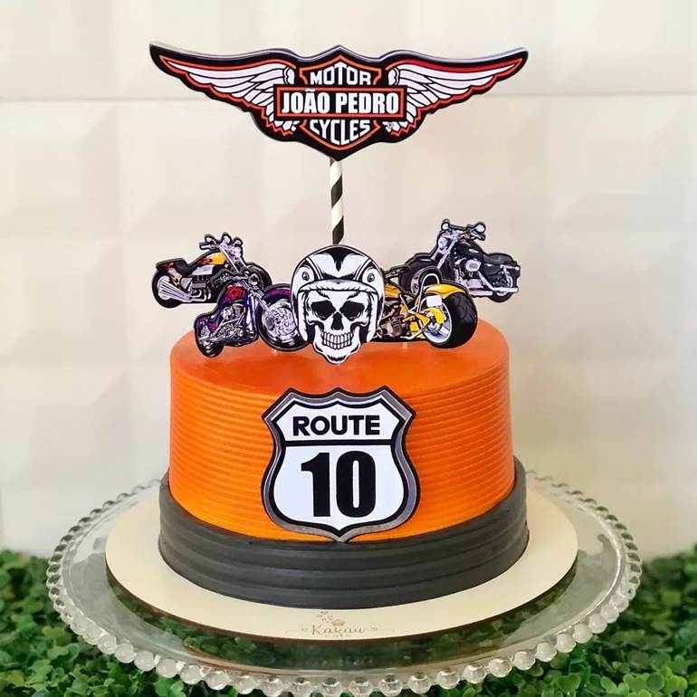 Topo Motoqueiro no bolo perfeito de @frcakesgourmet