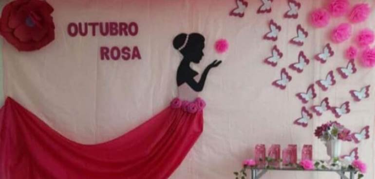 Painel de mulher com vestido e flores