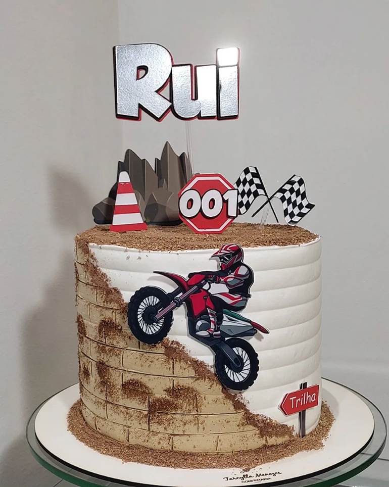 Topo Motoqueiro no bolo perfeito de @frcakesgourmet