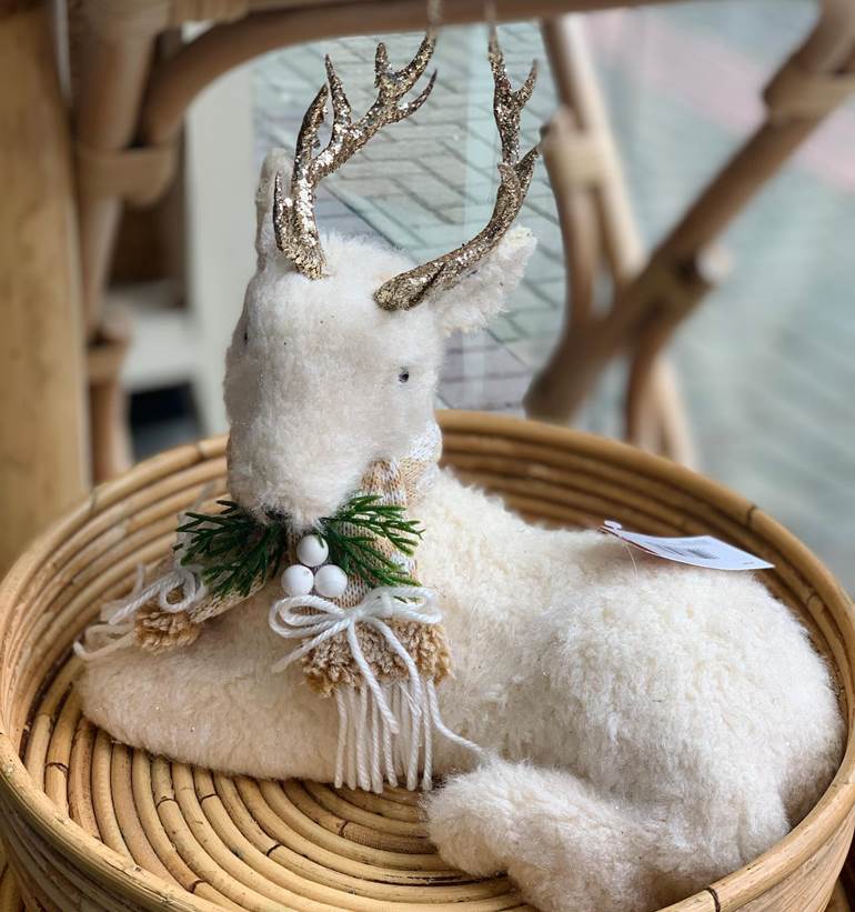 Cervo de pelúcia de natal decorativo
