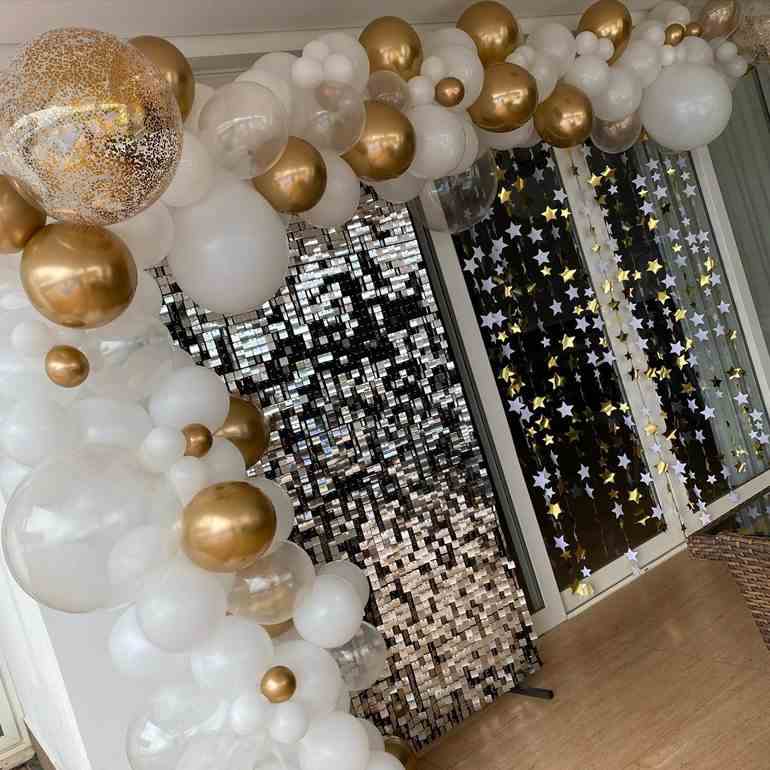 Decoration with metallic stars and balloons