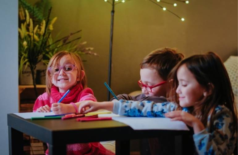 Dinâmica de desenho coletivo 3 crianças