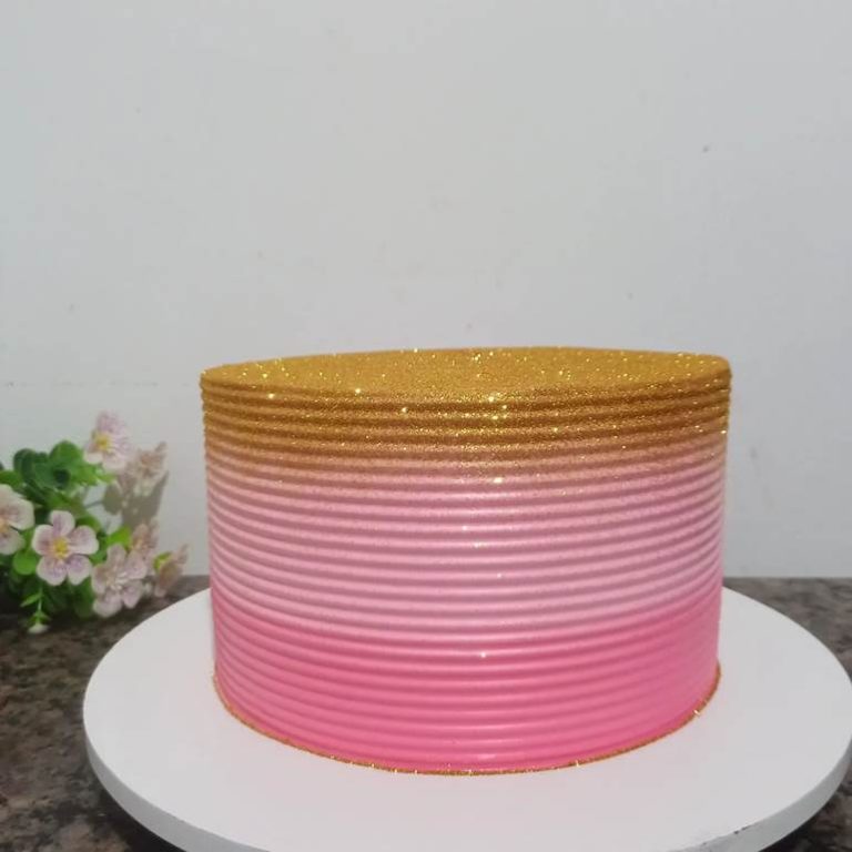 Bolo rosa com dourado: 50 fotos de bolos delicados para impressionar ...