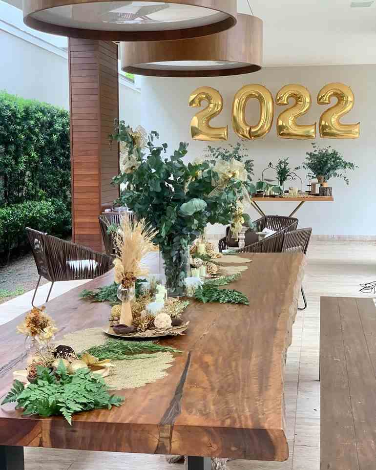 Decoração de reveillon com plantas e balão