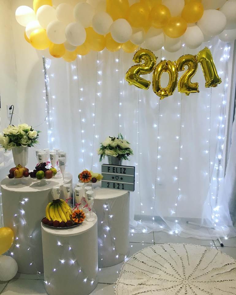 Decoração reveillon amarela com frutas