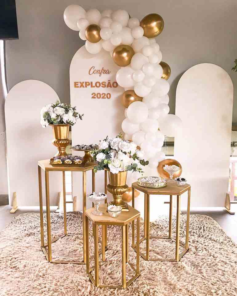 Decoração de reveillon com balão e painel
