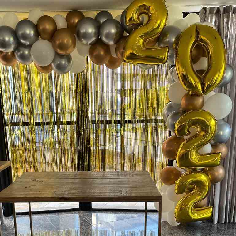 New Year's Eve decoration with golden, white and silver balloons