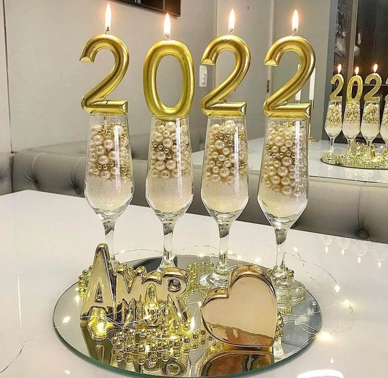Decoração reveillon com taças e pérolas
