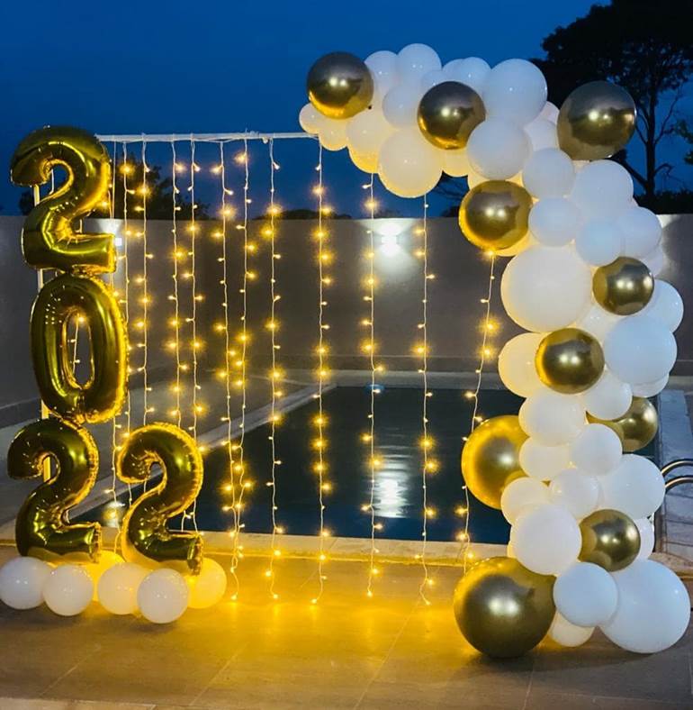 Decoração reveillon com cenário de balão branco e dourado