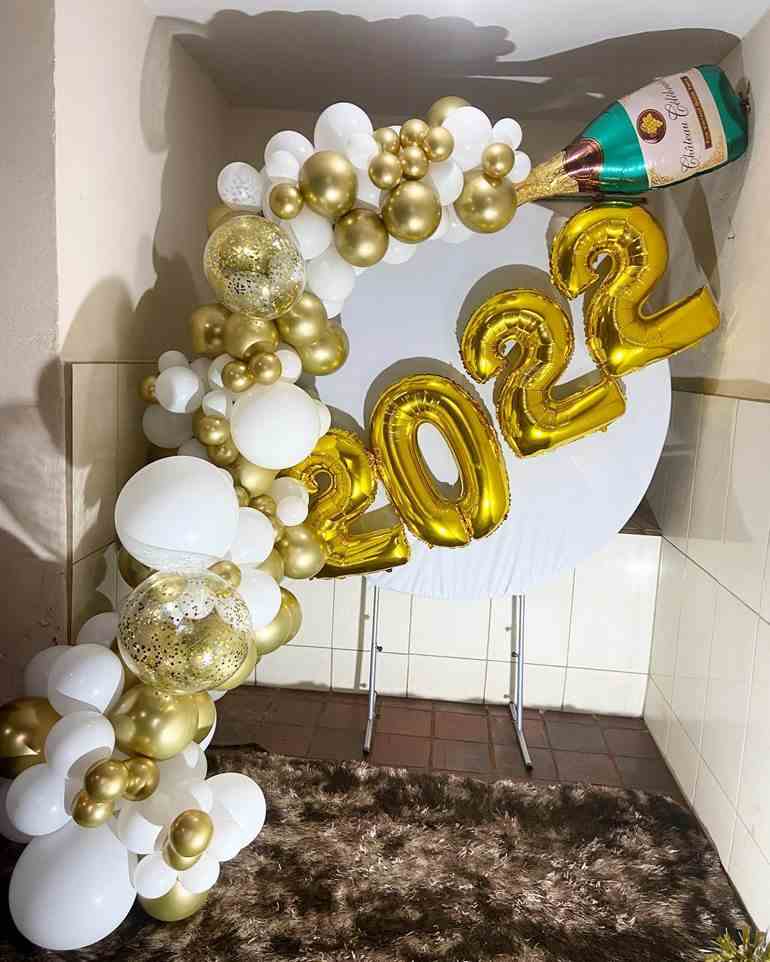 New Year's Eve decoration with sparkling wine and balloons