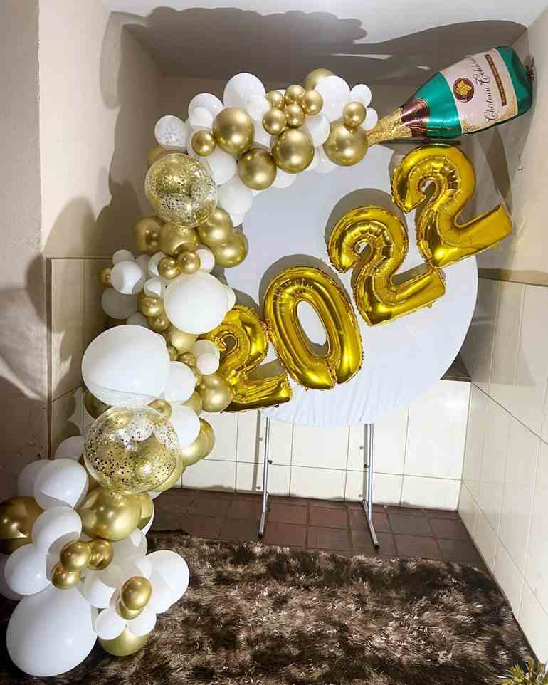 Decoração reveillon com espumante e balões