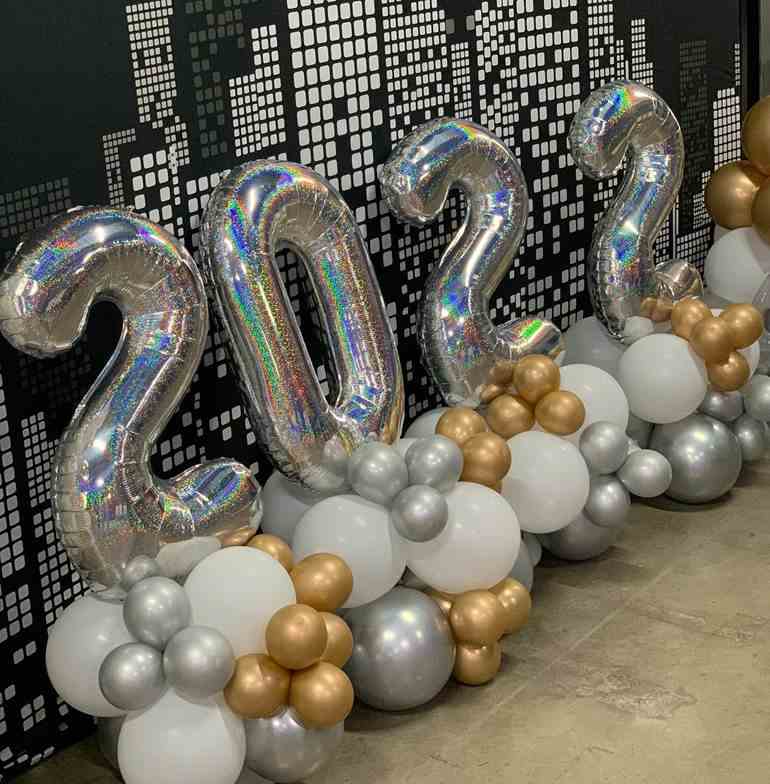 Decoração reveillon com balões metálicos e brancos