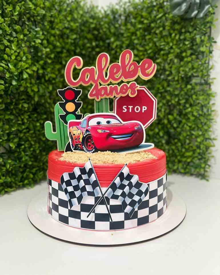 Bolo carros Mcqueen, Topper, Redondo, Chantilly, Bico chuveirinho, 2  kg, 20 fatias