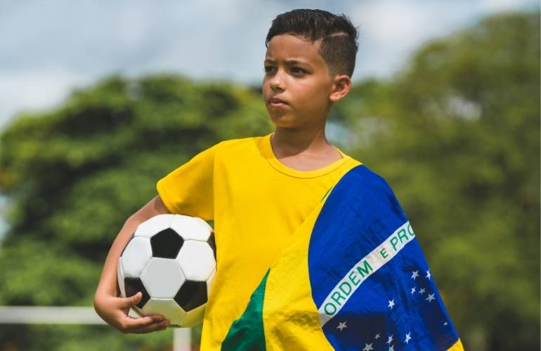 Criança jogadora de futebol profissional do Brasil