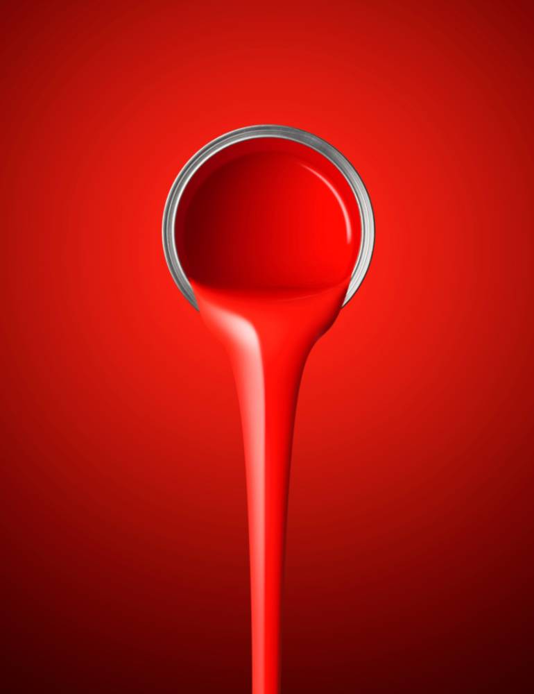 Tinta vermelha sendo derramada