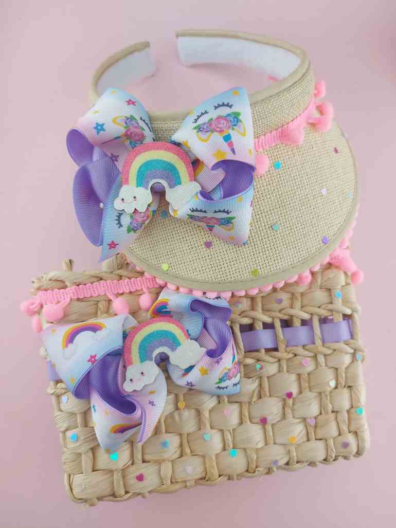 Bolsa de palha de laço lilás e arco-íris com viseira
