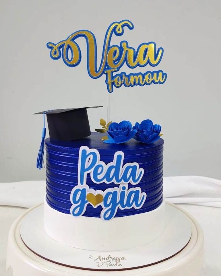 Bolo azul royal e branco de pedagogia