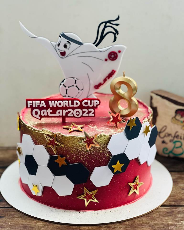 Bolo vinho com mascote da copa do mundo 2022