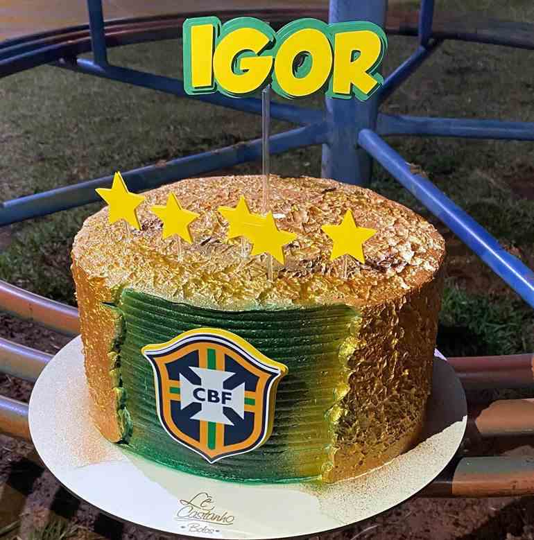 Bolo dourado e verde do Brasil com estrelas