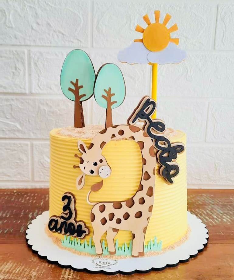 Bolo de girafa com árvores e sol