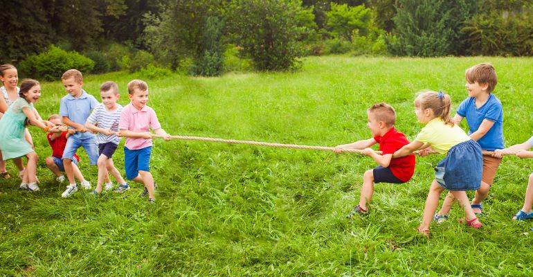 JOGOS E BRINCADEIRAS POPULARES E TRADICIONAIS 