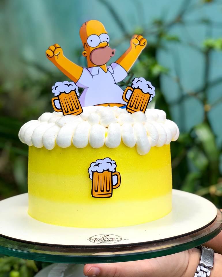 Bolo de homer simpson com cerveja