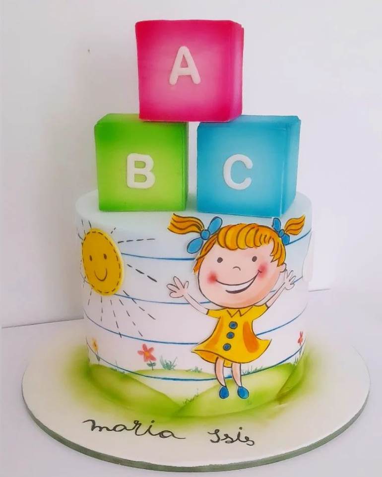 Bolo com boneca loira ABC infantil