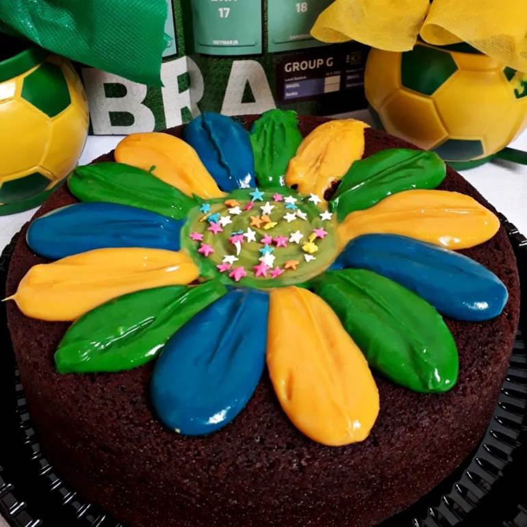 Bolo simples com flor cores do Brasil