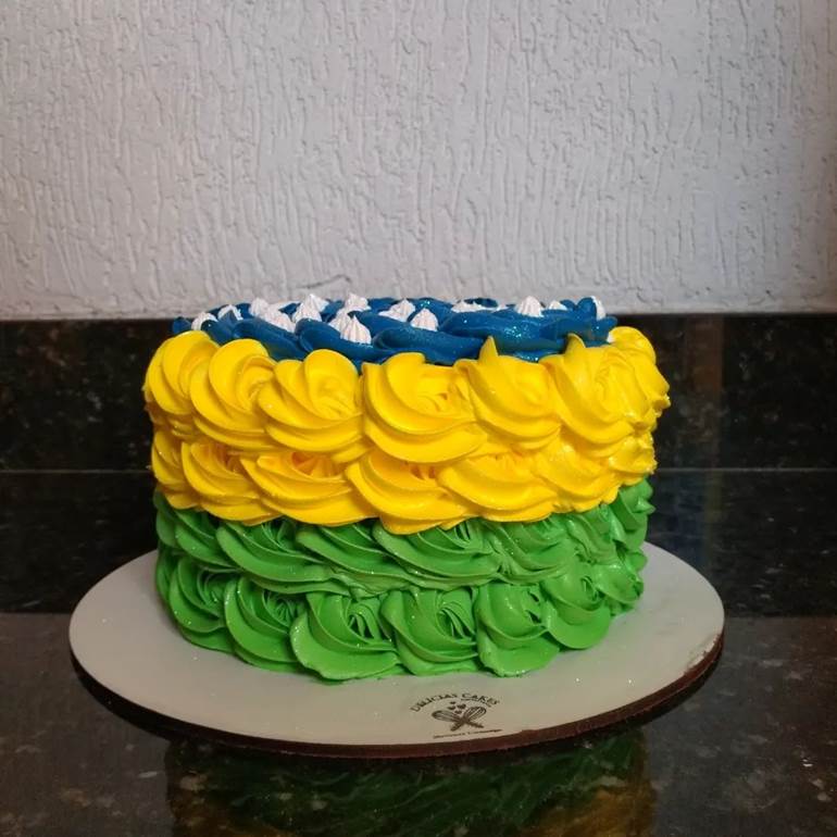 Bolo de chantilly com cores da bandeira do Brasil