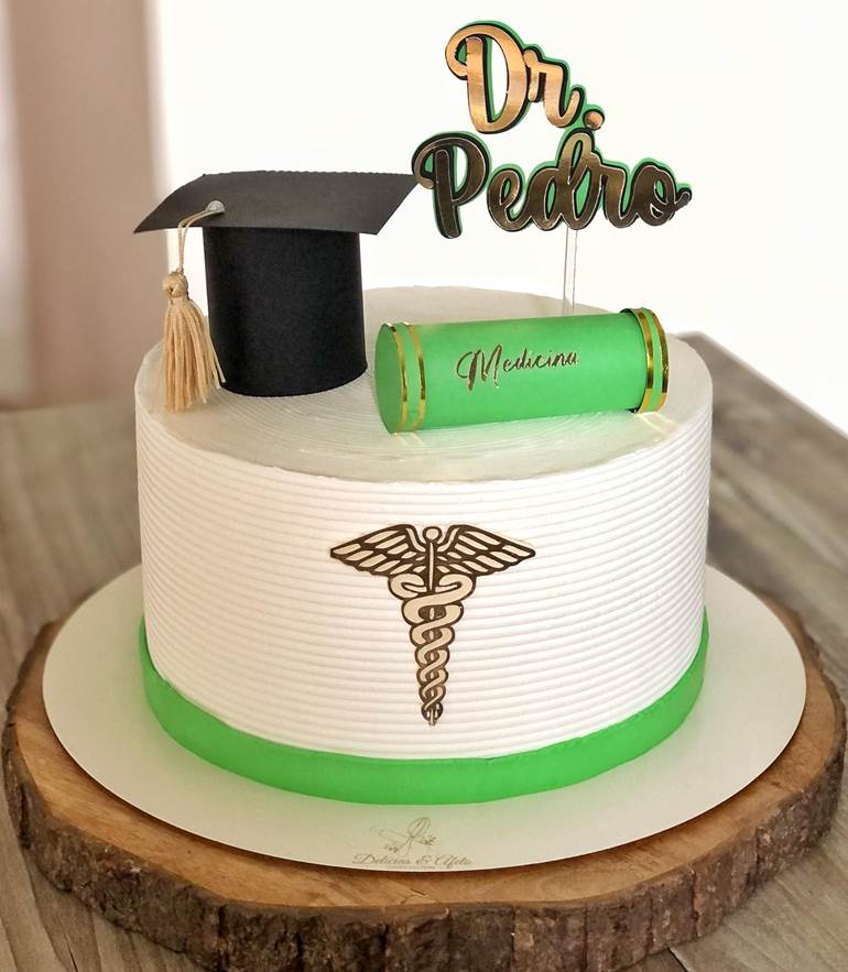 Bolo branco com diploma verde medicina 